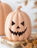Terrakotta Kürbis mit geschnitztem Gesicht für Halloween von vorne