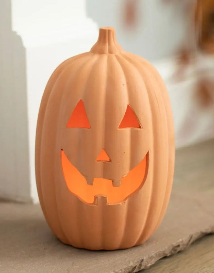 Terrakotta Kürbislaterne von Something Different mit klassischem Halloween-Kürbisgesicht für ein Teelicht, 23 cm hoch mit Teelicht darin 