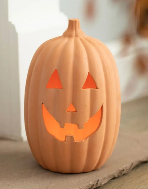 Terrakotta Kürbislaterne von Something Different mit klassischem Halloween-Kürbisgesicht für ein Teelicht, 23 cm hoch mit Teelicht darin 