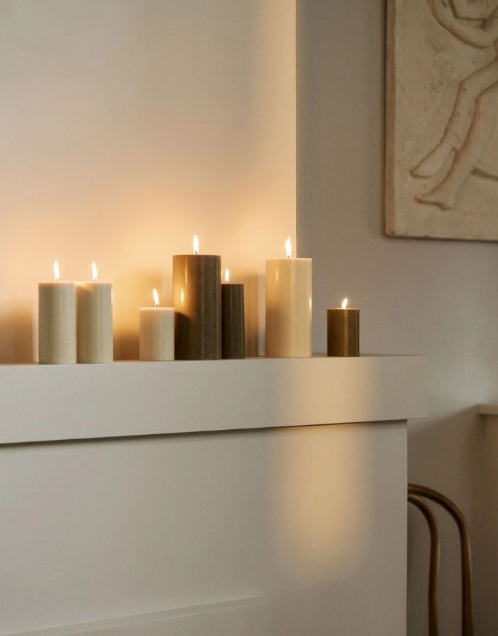 Nordal Stearinkerze in warmen Beige mit ruhiger Flamme und elegantem Design.