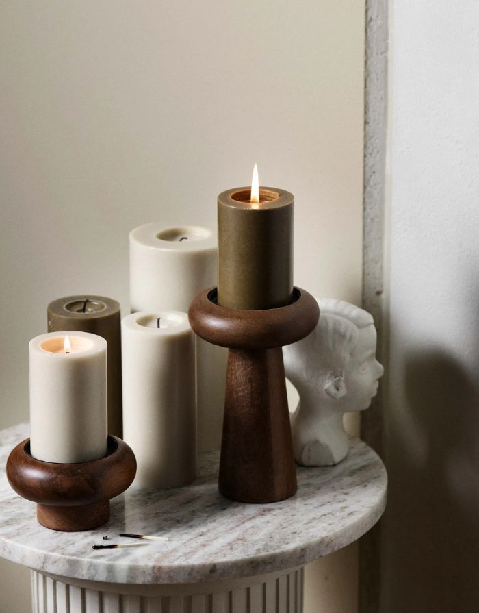 Nordal Stearinkerze in tiefem Olivgrün mit ruhiger Flamme und elegantem Design.