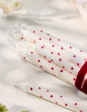 Laden Sie das Bild in den Galerie-Viewer, Kerze ø 1,3cm H20cm I Herzen Rot
