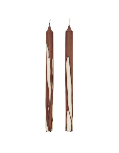Ferm Living Kerzen Duo Dark Chocolate – handgetropfte Stabkerzen in Braun, Ø 2 × H 30 cm, Set aus 2 Stück.
