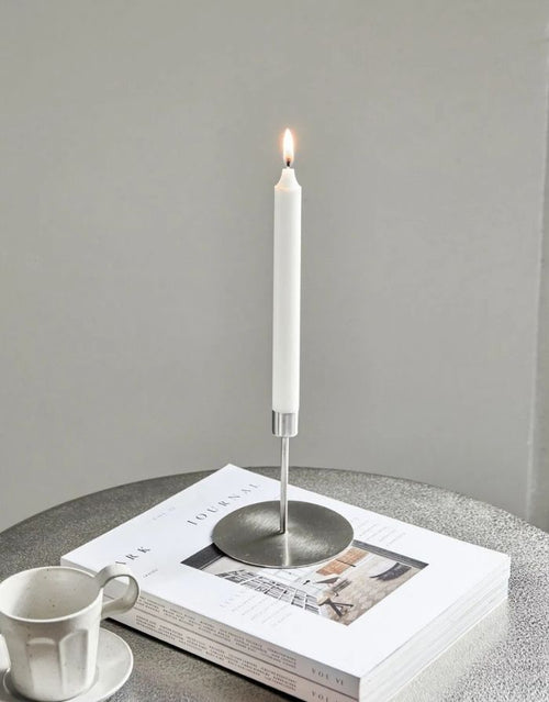 Kerzenhalter Anit von House Doctor aus Eisen mit Silber-Finish im industriell-eleganten Design.