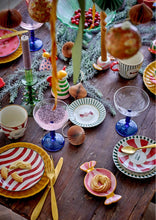 Laden Sie das Bild in den Galerie-Viewer, Handbemalter Kerzenhalter Caramella von Bloomingville in Rosé aus Steinzeug – einzigartiges Wohnaccessoire für eine warme und farbenfrohe Atmosphäre
