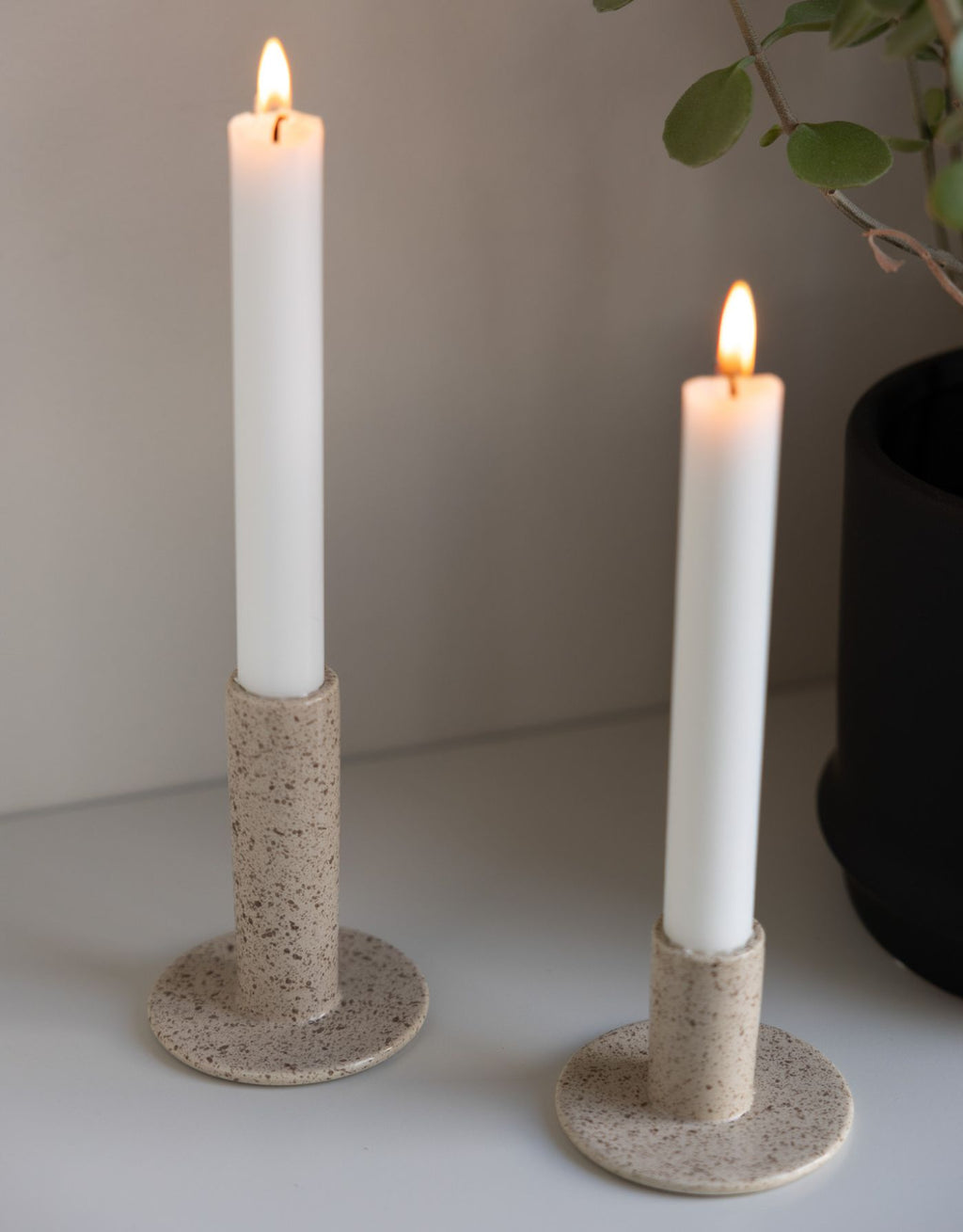 Kerzenhalter Ektorp Large von Storefactory Scandinavia in Sand, handgefertigter Kerzenhalter aus glasierter Keramik in natürlichem Sandton mit schlichtem skandinavischem Design, 8 x 8 x 10 cm.