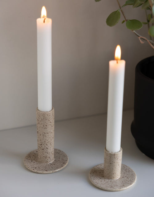 Kerzenhalter Ektorp Large von Storefactory Scandinavia in Sand, handgefertigter Kerzenhalter aus glasierter Keramik in natürlichem Sandton mit schlichtem skandinavischem Design, 8 x 8 x 10 cm.