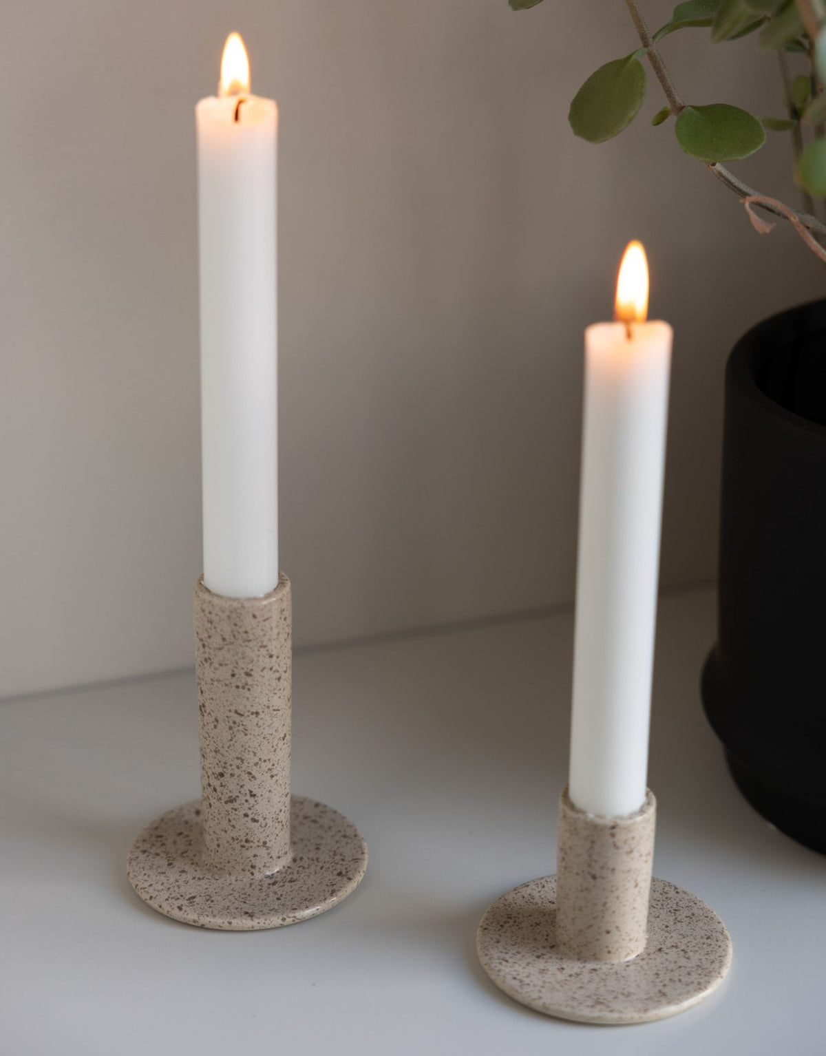 Kerzenhalter Ektorp Large von Storefactory Scandinavia in Sand, handgefertigter Kerzenhalter aus glasierter Keramik in natürlichem Sandton mit schlichtem skandinavischem Design, 8 x 8 x 10 cm.