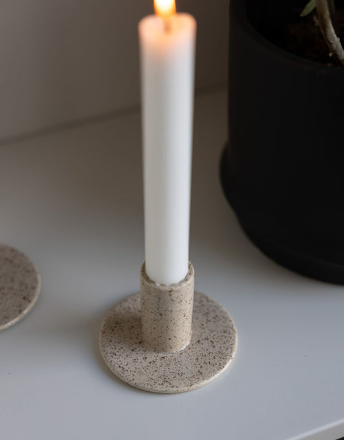 Kerzenhalter Ektorp Small von Storefactory Scandinavia in Sand, handgefertigter Kerzenhalter aus glasierter Keramik in natürlichem Sandton mit schlichtem skandinavischem Design nah