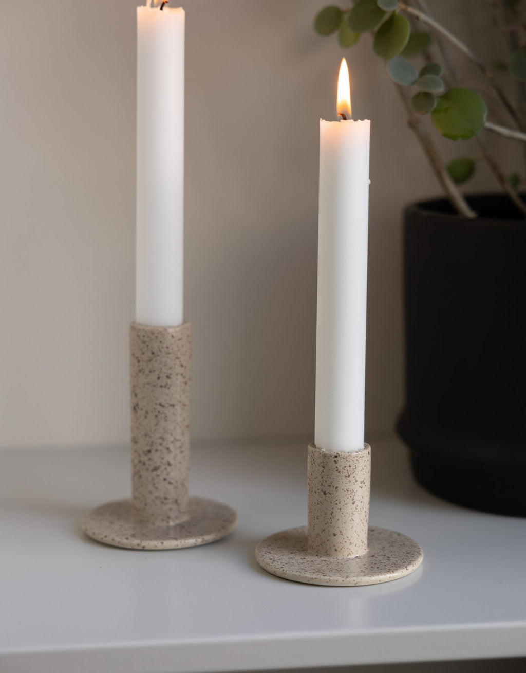 Kerzenhalter Ektorp Small von Storefactory Scandinavia in Sand, handgefertigter Kerzenhalter aus glasierter Keramik in natürlichem Sandton mit schlichtem skandinavischem Design.