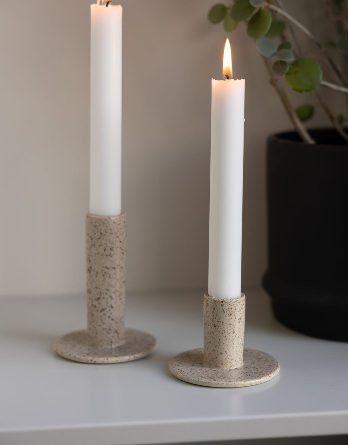 Kerzenhalter Ektorp Small von Storefactory Scandinavia in Sand, handgefertigter Kerzenhalter aus glasierter Keramik in natürlichem Sandton mit schlichtem skandinavischem Design.