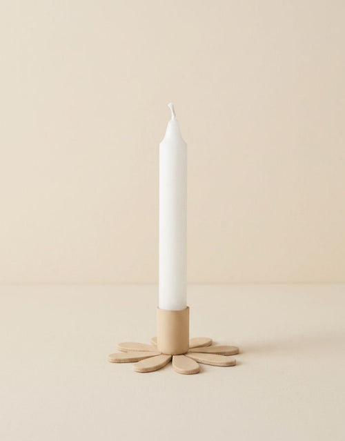 Blütenförmiger Kerzenhalter aus Holz in Vanilla für Mini-Stabkerzen von Madleys.