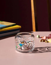 Laden Sie das Bild in den Galerie-Viewer, Kerzenhalter Pippi Langstrumpf Candy aus Glas von Muurla, rund, Ø 9 cm, H 8 cm, farbenfrohes Pippi-Design, ideal für Teelichter.
