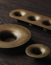 Laden Sie das Bild in den Galerie-Viewer, Ferm Living Soothe Kerzenhalter Brass – runder Blockkerzenhalter Ø 16 cm aus recyceltem Aluminium in Messingoptik.
