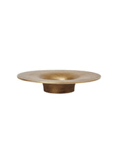 Laden Sie das Bild in den Galerie-Viewer,  Ferm Living Soothe Kerzenhalter Brass – runder Blockkerzenhalter Ø 16 cm aus recyceltem Aluminium in Messingoptik.

