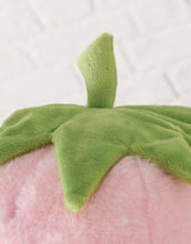 Laden Sie das Bild in den Galerie-Viewer, Rotes, erdbeerförmiges Kissen mit Gesicht von Boltze.
