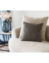 Laden Sie das Bild in den Galerie-Viewer,  House Nordic Kissen Tavira Bouclé, quadratisches Bouclé-Kissen in 45x45 cm.

