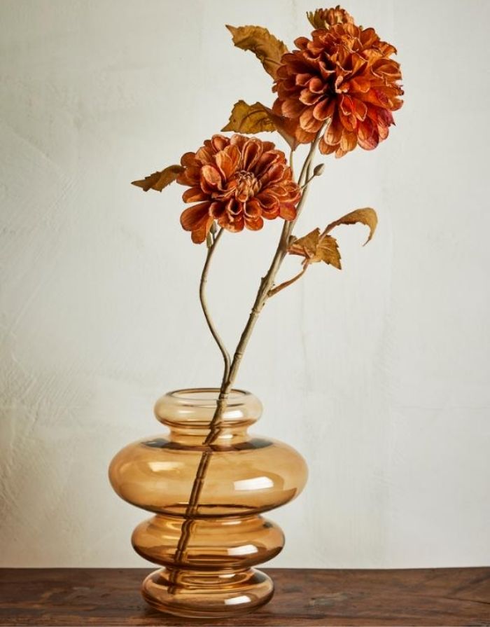 Orange Kunstblume Chrysantheme von Bloomingville mit drei naturgetreuen Blüten und einer Höhe von 66 cm, in einer Vase.
