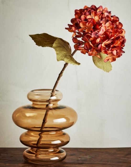 Orange Kunstblume Hortensie von Bloomingville mit üppiger runder Blüte und einer Höhe von 46 cm in einer Vase.