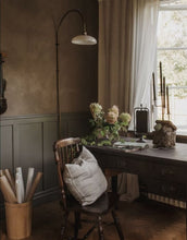 Laden Sie das Bild in den Galerie-Viewer,  Strömshaga Wandlampe Sofia Antique Brass White aus Eisen mit weißem Glasschirm und Textilkabel, Ø 65 cm, Höhe 140 cm.
