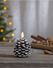 Laden Sie das Bild in den Galerie-Viewer, LED-Wachskerze I Tannenzapfen
