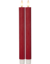 Laden Sie das Bild in den Galerie-Viewer, LED-Wachskerzen Flamme Stripe 2er-Set in Rot von Star Trading, 25 cm hoch, warmweiße LED-Flamme, geriffelte Wachsoberfläche, Timerfunktion, batteriebetrieben, für Innenbereiche.
