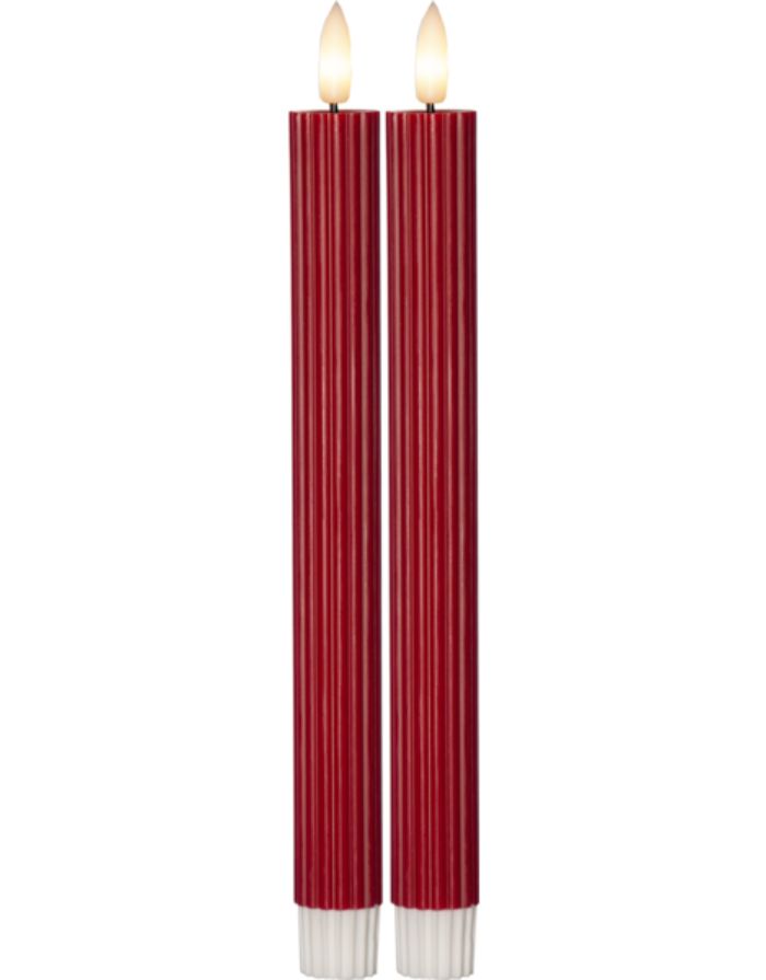 LED-Wachskerzen Flamme Stripe 2er-Set in Rot von Star Trading, 25 cm hoch, warmweiße LED-Flamme, geriffelte Wachsoberfläche, Timerfunktion, batteriebetrieben, für Innenbereiche.
