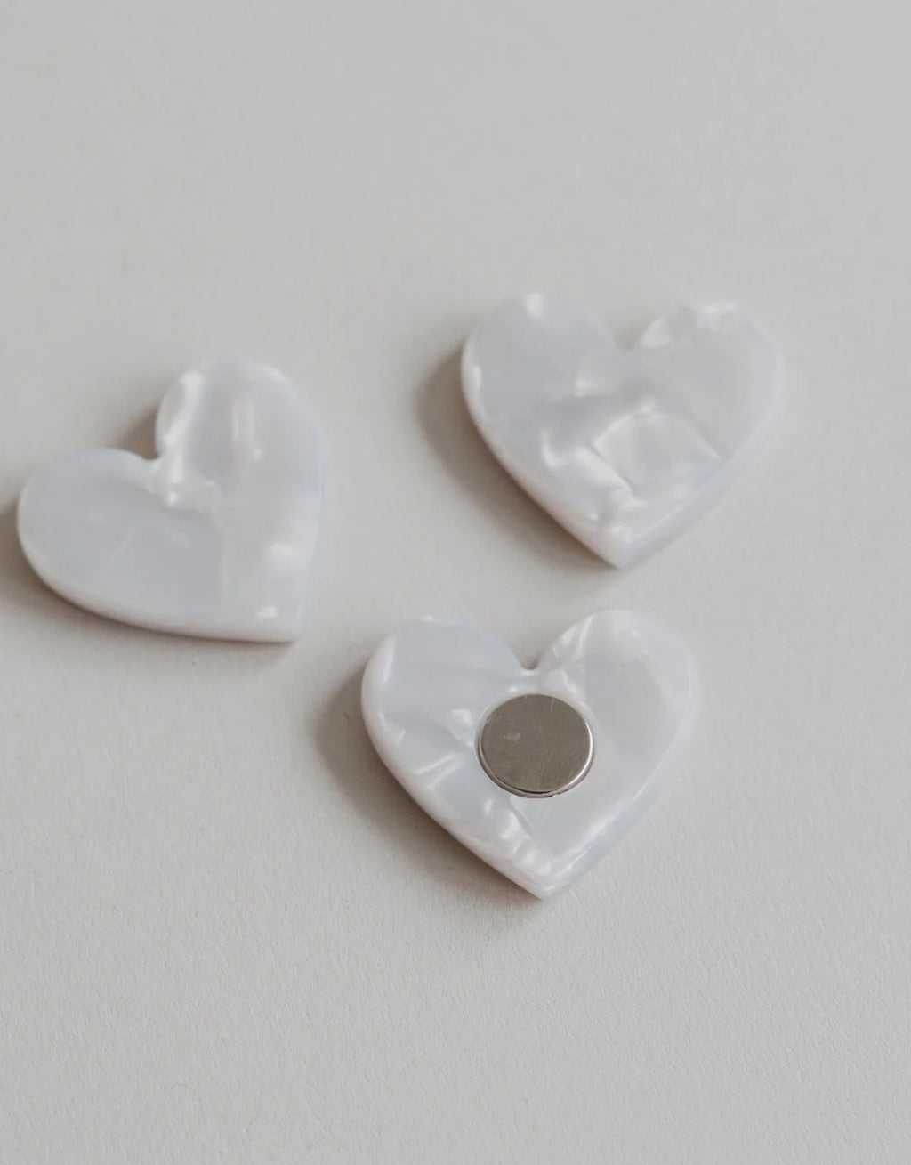 Drei herzförmige Magnete Herz Pearl von Eulenschnitt mit hellem perlmuttartigem Finish und feinem Schimmer 