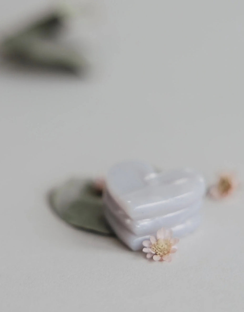 Drei herzförmige Magnete Herz Pearl von Eulenschnitt mit hellem perlmuttartigem Finish und feinem Schimmer überieinander