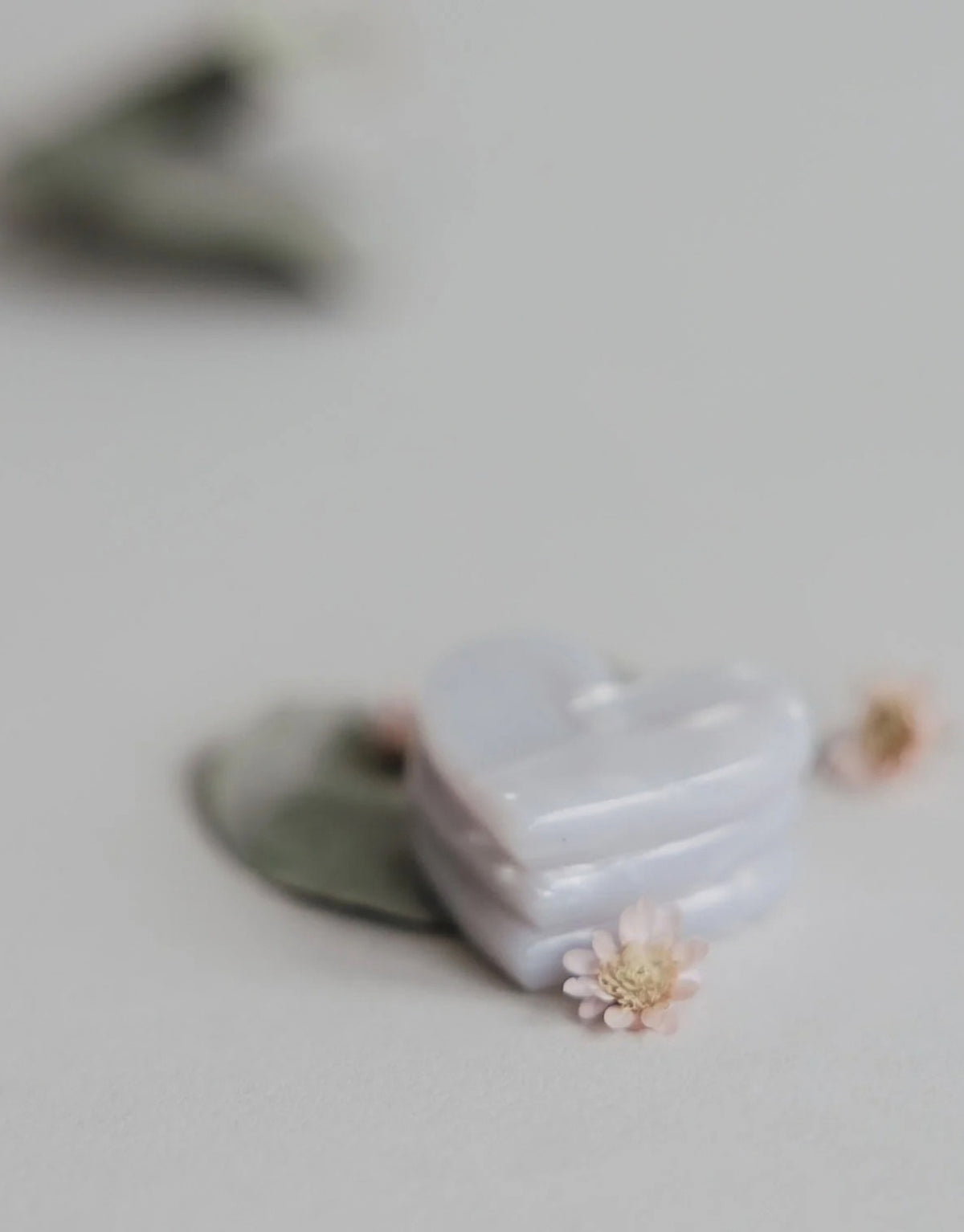 Drei herzförmige Magnete Herz Pearl von Eulenschnitt mit hellem perlmuttartigem Finish und feinem Schimmer überieinander