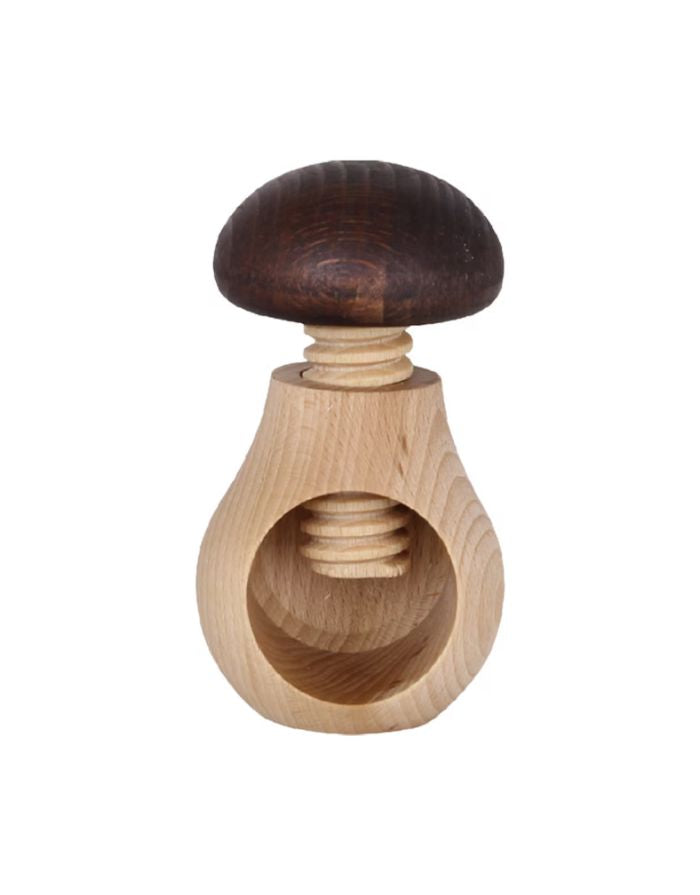 Nussknacker Brown von Strömshaga in Pilzform aus FSC-zertifiziertem Buchenholz in natürlicher Holzoptik, Ø 6 × 10 cm.