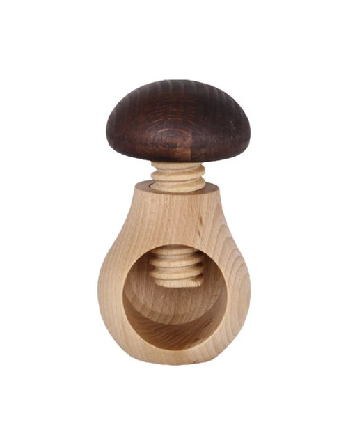 Nussknacker Brown von Strömshaga in Pilzform aus FSC-zertifiziertem Buchenholz in natürlicher Holzoptik, Ø 6 × 10 cm.