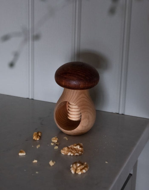 Nussknacker Brown von Strömshaga in Pilzform aus FSC-zertifiziertem Buchenholz in natürlicher Holzoptik, Ø 6 × 10 cm mit Nüssen. 