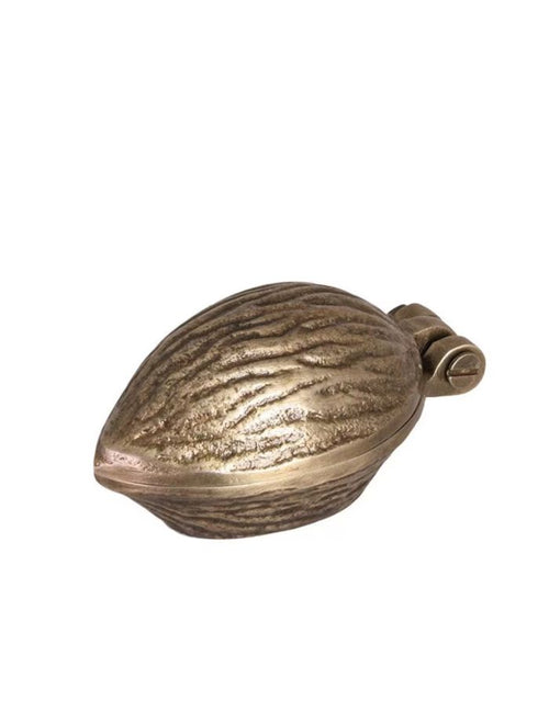 Nussknacker Laura Antik von Strömshaga aus Aluminium in Form einer großen Nuss mit dekorativem Antik-Messing-Finish.