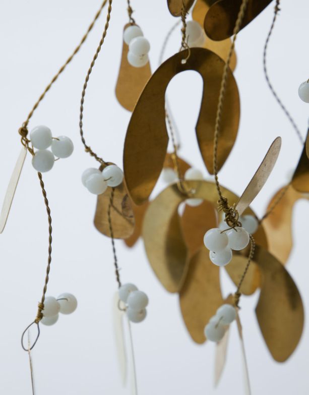 Anhänger Mistletoe in Gold und Weiß von House Doctor im Detail