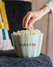 Laden Sie das Bild in den Galerie-Viewer, Bunte Steingutschale „Chip Popcorn“ mit handbemalten Streifen von Bloomingville
