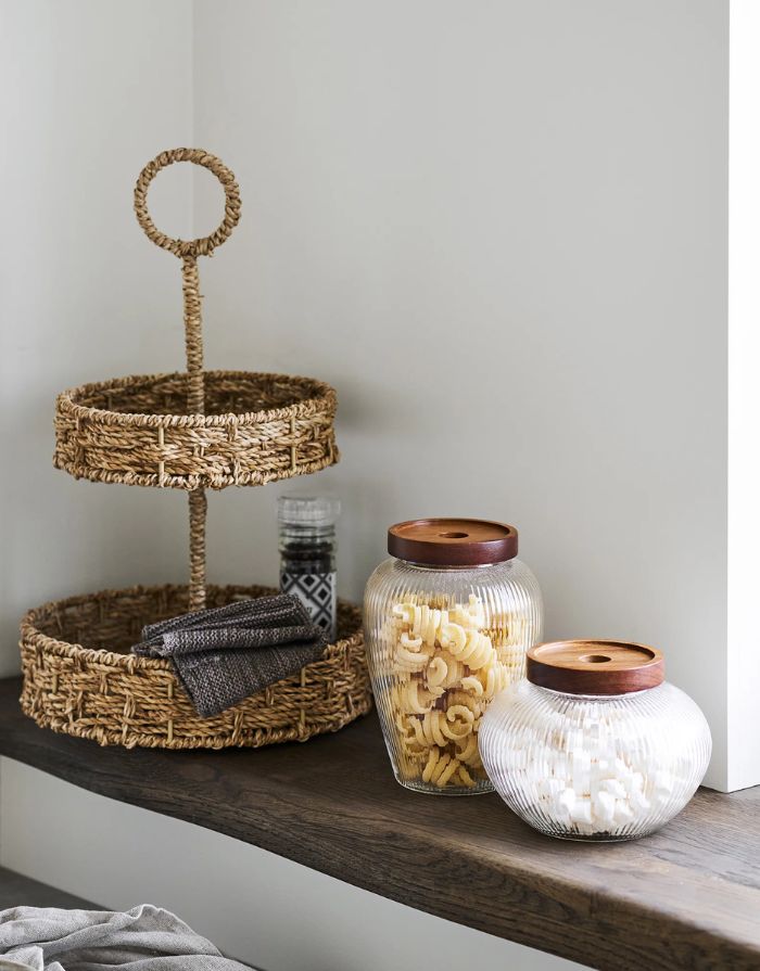  Seegras Etagere Rifbjerg von House Nordic in Natur mit geflochtener Oberfläche, Ø 25 cm und 40,5 cm hoch, in einer Küche.