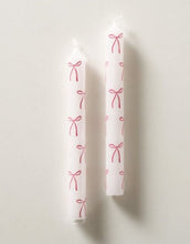 Laden Sie das Bild in den Galerie-Viewer, Stabkerzen-Set Bowella von Boltze in Rot und Weiß mit Rundumdruck aus Paraffinwachs für dekorative Tischgestaltung
