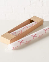 Laden Sie das Bild in den Galerie-Viewer, Stabkerzen-Set Bowella von Boltze in Rot und Weiß mit Rundumdruck aus Paraffinwachs für dekorative Tischgestaltung
