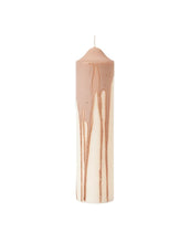 Laden Sie das Bild in den Galerie-Viewer, Ferm Living Dryp Stumpenkerze Beige – handgetropfte Kerze Ø 5 × H 20 cm aus Stearin mit 38 Stunden Brenndauer.
