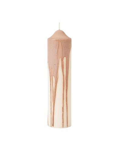 Ferm Living Dryp Stumpenkerze Beige – handgetropfte Kerze Ø 5 × H 20 cm aus Stearin mit 38 Stunden Brenndauer.