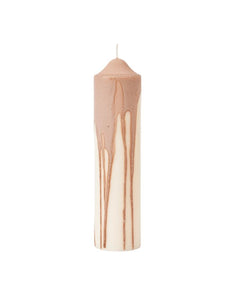 Ferm Living Dryp Stumpenkerze Beige – handgetropfte Kerze Ø 5 × H 20 cm aus Stearin mit 38 Stunden Brenndauer.