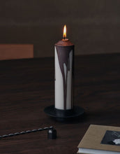 Laden Sie das Bild in den Galerie-Viewer, Ferm Living Dryp Stumpenkerze Dark Chocolate – handgetropfte Kerze Ø 5 × H 20 cm aus Stearin mit 38 Stunden Brenndauer.
