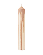 Laden Sie das Bild in den Galerie-Viewer, Ferm Living Dryp Stumpenkerze Beige – handgetropfte Kerze Ø 5 × H 30 cm aus Stearin mit 58 Stunden Brenndauer.
