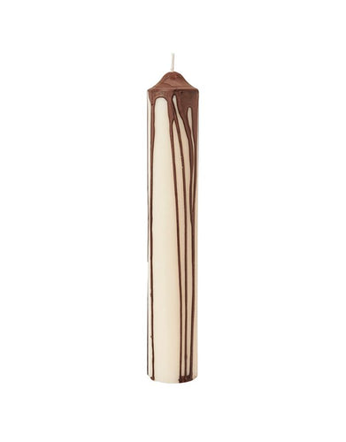 Ferm Living Dryp Stumpenkerze Dark Chocolate – handgetropfte Kerze Ø 5 × H 30 cm aus Stearin mit 58 Stunden Brenndauer.