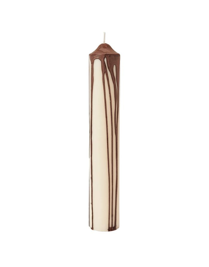 Ferm Living Dryp Stumpenkerze Dark Chocolate – handgetropfte Kerze Ø 5 × H 30 cm aus Stearin mit 58 Stunden Brenndauer.