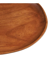Laden Sie das Bild in den Galerie-Viewer, House Nordic Tablett aus Akazienholz, organische Form, 28 x 39 x 2,5 cm.
