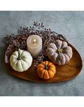 Laden Sie das Bild in den Galerie-Viewer, House Nordic Tablett aus Akazienholz, organische Form, 28 x 39 x 2,5 cm.
