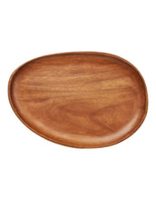 Laden Sie das Bild in den Galerie-Viewer, House Nordic Tablett aus Akazienholz, organische Form, 28 x 39 x 2,5 cm.

