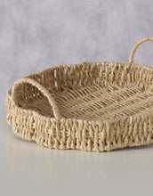 Laden Sie das Bild in den Galerie-Viewer, Rundes, blumenförmiges Tablett von Boltze in Naturfarbe mit Metallhenkel
